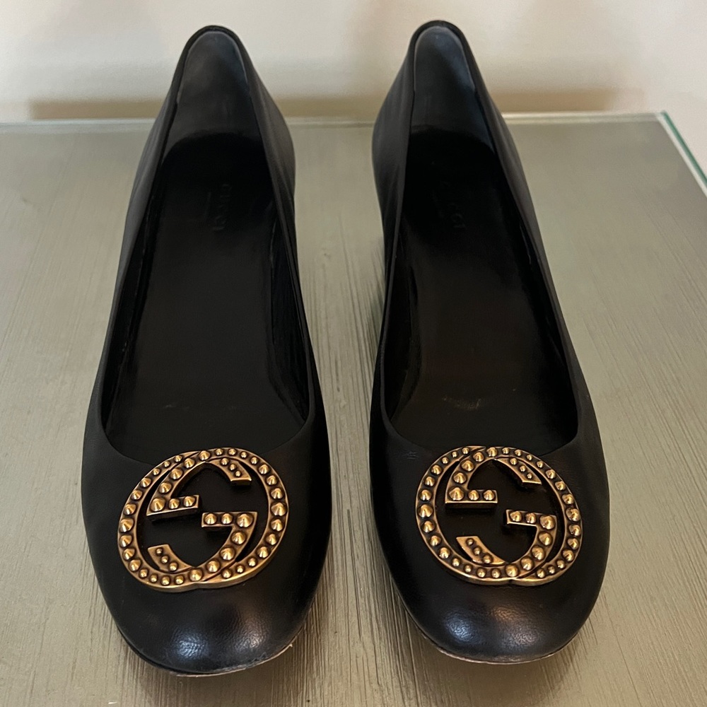 Gucci black iconic embellished gold GG leather pumps low heel size 37.5 (7.5)